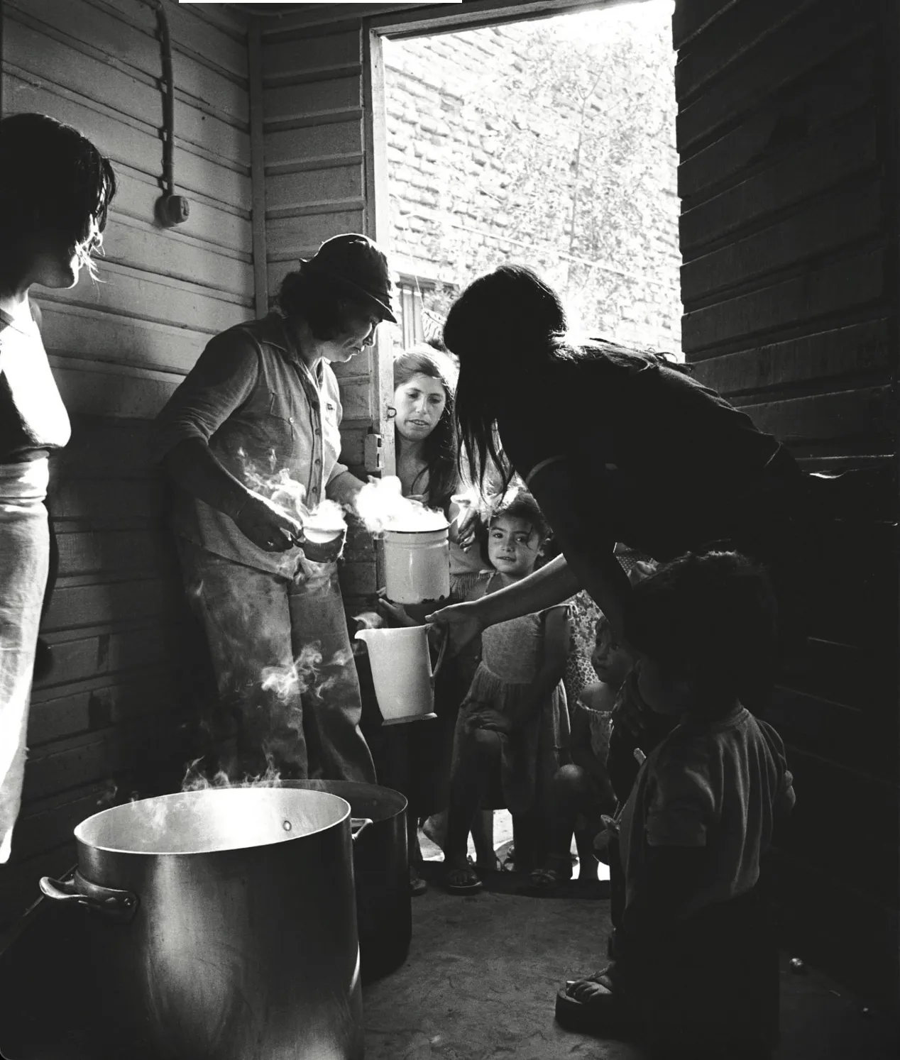 Fotografía en blanco y negro de una Olla Común